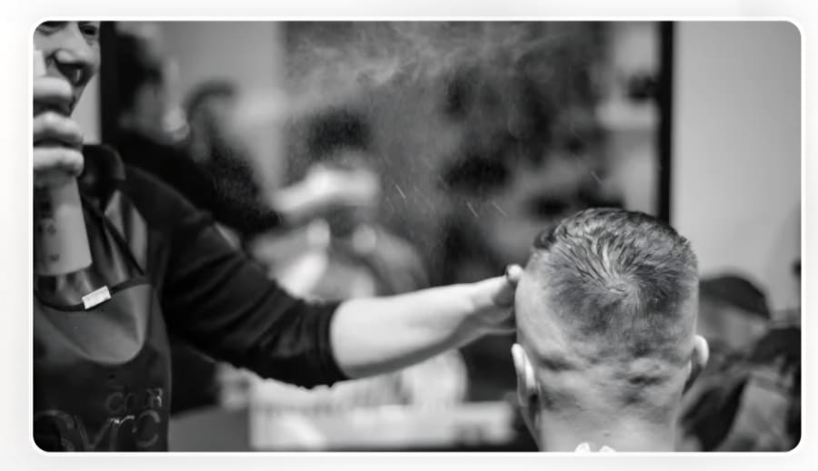 Ett rum fyllt av folk.